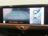 パノラミックビューモニター搭載。カメラで車両周囲の状況を映し出すため、狭い場所での駐車などに役立ちます。