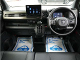 運転にかかわる様々な操作を安全に行えるように視点移動が少なく、操作性に配慮されたスイッチ類が凝縮されたコクピットです。