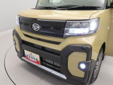 省電力のLEDヘッドランプ。白く明るい光で夜間走行が安心。ウィンカーやハンドルを切った方向を明るく照らすサイドビューランプ。横断歩道での歩行者の見落とし防止をサポ^-ト。
