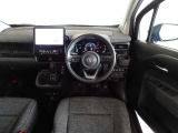 革巻きステアリングで快適な操作性の運転席です。