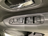 ハンドルの右側に電動格納付きパワーミラーの操作スイッチがついています。左右のサイドミラーの角度調節も微調整ができて便利です。パワーウインドウは運転席でドア4枚とも上下の操作ができるようになっています。