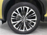 18インチアルミホイール(切削光輝/センターオーナメント付)を装着しています。タイヤサイズ215/50R18