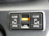 電動スライドドアのスイッチで車内からもスライドドアの開閉ができます。イージークローザー機能で半ドアになることも防止してくれます。