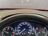 中央にTFT液晶を採用した3眼メーターパネル!運転に必要な情報をグラフィカルかつシンプルに表示し、優れた視認性を実現しています。コックピットに上質な質感と先進感をもたらすデザインです。