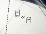 【ブラインドスポットモニター】走行中、ドアミラーの死角になりやすい箇所に後続車が接近するとサイドミラーのレンズに警告を表示!ドライバーに注意喚起をしてくれます。