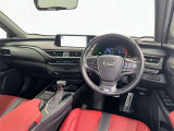 上質で落ち着いた印象のインパネ。視界も広々で運転しやすいです。