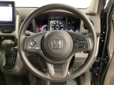 ハンドルにHondaセンシング系のクルーズコントロールやレーンキープアシストなどのスイッチと、オーディオの操作スイッチが装備されています。ハンドルから手を離さず安全に操作できます。