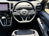 【純正革巻きステアリング】上質な革を使用することで、手にしっかり馴染みとても運転しやすいハンドルです♪