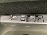 ハンドルの右側に電動格納付きパワーミラーの操作スイッチがついています。左右のサイドミラーの角度調節も微調整ができて便利です。パワーウインドウは運転席でドア4枚とも上下の操作ができるようになっています。