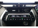 ★運転席と助手席でそれぞれお好みに合わせて温度設定が行えるフルオートエアコンです。外気温や室温、日射量を感知し、吹き出し温度、風量を緻密に制御します