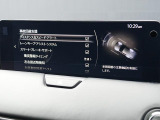 こちらのお車には先進安全装備が多数搭載されています。衝突被害を回避あるいは軽減するためのブレーキや、後方死角からの接近警報、車線逸脱を防止する警報装置など、詳しくはスタッフまでお尋ねください。
