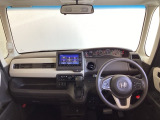 運転席は、大きな座面と包み込むような背もたれがドライバーの身体全体をしっかり支えます。上質なシート素材と座り心地のよいクッションを採用し、長時間の運転やコーナーの多い道も快適です