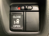 左側電動スライドドアは運転席からでも操作ができるように、ハンドル付近に開閉の操作スイッチが付いています。