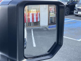 隣車線を走る車両をレーダーで検知し、ドアミラーでは確認しにくい後側方エリアに存在する車両に加え、急接近してくる車両も検知します。車両を検知するとドアミラーに搭載されたLEDインジケーターが点灯します。