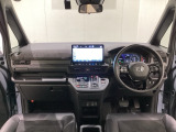 車内は光触媒抗菌消臭施工済です。スタイリッシュなデザインでスポーティなインパネ周りを演出します。グローブボックスやカップホルダーのほかにトレーなどたくさんの収納スペースが付いています。