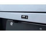 【スイッチ】トランクルーム開口スイッチ。キーを持っていればキックスタートで開閉が可能!