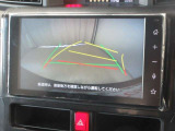 バックでの車庫入れはハンドルと連動したガイドラインが出る「バックガイドモニター」がサポートいたします。