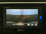 【バックカメラ】運転が苦手な方も車庫入れラクラクです!ギアをリバースに入れれば自動的に切り換わりますので、面倒な操作は不要です♪狭い駐車場もお車を傷つけず安心ですね!