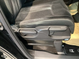 【シートレバー】ただ座るだけじゃない、運転のしやすさを決める大事なスイッチ。視界を広げたり、腰への負担を減らしたり。体型に合わせてジャストフィットさせるこの瞬間、さあ走るぞって気合が入ります。