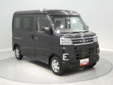 【斜め右前】力強い印象を与えるフロントマスク。運転席からの見晴らしが良く、周囲を確認しやすい設計となっております。
