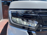【LEDヘッドライト】悪天候や夜間走行時も良好な視界を確保し安心して運転できる高輝度LEDヘッドライトを装備!点灯速度が早く、消費電力も抑えられています。