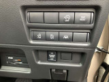 左右の電動スライドドア開閉スイッチです。運転席からも開閉操作が出来て便利です。