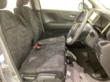 女性でも運転がしやすいように、シートの高さ調整機能(シートリフター)がついています。運転席と助手席の間が空いている為、助手席側への移動がスムーズです。交通量の多い道でも助手席側から乗り降りができます。