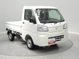 【斜め前】精悍な顔つきのフロントマスク。運転席からの見晴らしが良く、車両感覚が掴みやすい設計となっております。