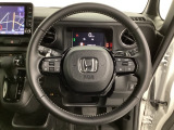 オーディオのチャンネル変更やボリュームなどの操作スイッチの他に、レフトセレクターホイールがついています。中央部を指先で上下に動かすことで、マルチインフォメーション・ディスプレイの各表示が確認できます。