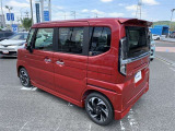 【純正アルミホイール】です!車両デザインに合わせてホイールをデザインしているため、見た目にもカッコイイアルミホイール♪洗車もラクチンで錆びません。