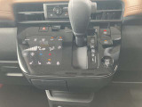 フルオートエアコン搭載。温度設定だけで、車内はいつも快適な空間を維持できます。