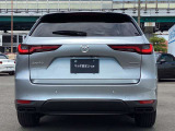 堂々とした佇まいとワイド感を強調したCX-60のリアビュー。特徴的なLEDテールランプが先進性と高い質感を演出します。「引き算の美学」が息づく、洗練された美しい後ろ姿を見る度に高揚感を得られます。