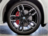 【BMWアロイホイル】軽量かつ強度に拘ったアロイホイル。走行性能ポテンシャルを引き出す設計。車の足元を引き締めてくれる大きなポイントはアロイホイルです。