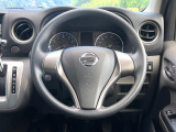 インテリアに合わせたデザインのステアリングは、運転される方のことも考え、運転しやすい形状、大きさです。是非一度、実際に触ってお確かめください。
