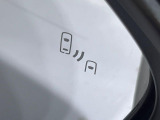 【ブラインドスポットモニター】走行中、ドアミラーの死角になりやすい箇所に後続車が接近するとサイドミラーのレンズに警告を表示!ドライバーに注意喚起をしてくれます。