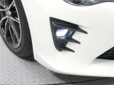 フォグランプ装備 暗い夜道の車両前方を明るく照らします