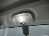 LEDルームランプで明るく照らします。