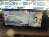 アラウンドビューモニターも装備しております。ご覧のように車体を真上か見たような映像なので、車庫入れの苦手なお客様ももうご心配いりません。
