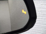 隣車線を走る車両をレーダーで検知し、ドアミラーでは確認しにくい後側方エリアに存在する車両に加え、急接近してくる車両も検知します。車両を検知するとドアミラーに搭載されたLEDインジケーターが点灯します。