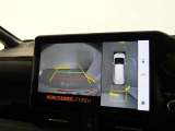 パノラミックビューモニター付きです。車両を上から見たような映像を画面に表示。運転席からの目視だけでは見にくい、車両周辺の状況をリアルタイムでしっかり確認できます。