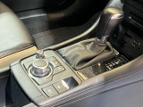 【オートブレーキホールド】停車中にブレーキペダルから足を放しても、ブレーキを自動的に制御して、車両の停車状態を保持する機能です。信号待ちなどの停車時に運転者の負担を軽減します。