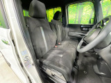 運転席まわりには十分なスペースがあり、大柄な方でもゆったり運転していただける環境です。