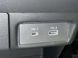 充電用USB端子付き。スマートフォンなどの充電に便利です。