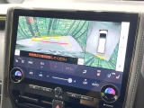 【パノラミックビューモニター】専用のカメラにより、上から見下ろしたような視点で360度クルマの周囲を確認することができます☆死角部分も確認しやすく、狭い場所での切り返しや駐車もスムーズに行えます。