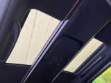 【ガラスルーフ】ガラスルーフ搭載で車内の解放感が一気にアップ!開放的なドライブをお楽しみいただけます。