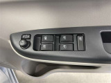 パワーウィンドウスイッチで運転席から全席の窓の開閉ができます♪