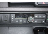 もちろんフルオート・エアコンディショナー装備しています!寒さが厳しい冬の朝でも座面を暖めるシートヒーターも♪2段階の温度調整が可能です。