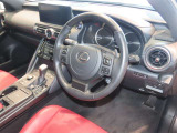 見通しのよいすっきりとした視界で、誰でも運転しやすいです。運転のしやすさは疲れにくさにも繋がりますよ♪