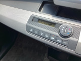 オートエアコンで、毎日のドライブを快適に。温度、風量を自動で調整し、理想的な車内環境を提供します。