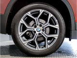 【BMWアロイホイル】軽量かつ強度に拘ったアロイホイル。走行性能ポテンシャルを引き出す設計。車の足元を引き締めてくれる大きなポイントはアロイホイルです。